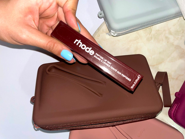 کیف سیلیکونی پاک کنی برند rhode به همراه لیپ گلاس ست
