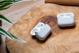 ایرپاد بلوتوثی اپل مدل AirPods Pro 2nd Generation با نویز کنسلینگ فعال (ANC)، نویز کنسلینگ میکروفون (ENC)، درگاه شارژ USB Type-C، با قابلیت شارژ بیسیم، دارای میکروفون دوگانه از نوع Beamforming، مقاومت در برابر رطوبت و عرق - سفید